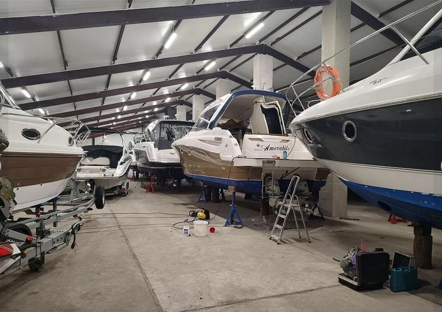 Warsztat serwisu motorowodnego Aqua Sport Serwis – łodzie na stanowiskach